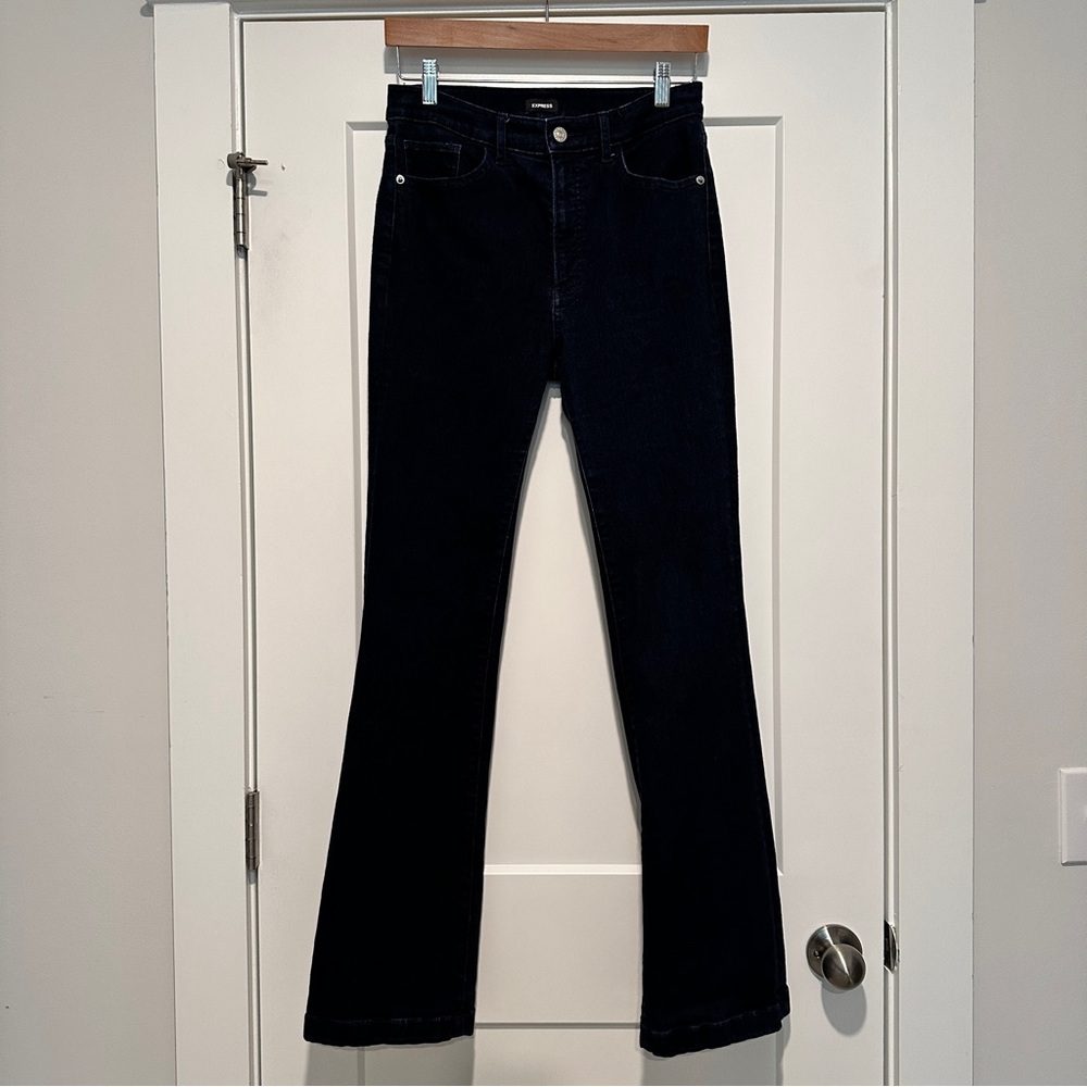 Express Dark Denim “barely” bootcut jeans 🖤